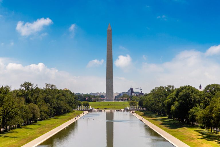 Washington Monument in a sunny day in Washington DC, USA